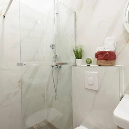 Throne Of 1 Apartment